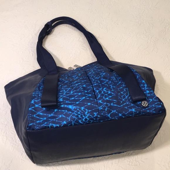 lululemon athletica Handbags - ❤️HP❤️Lululemon athletica large yoga/gym bag